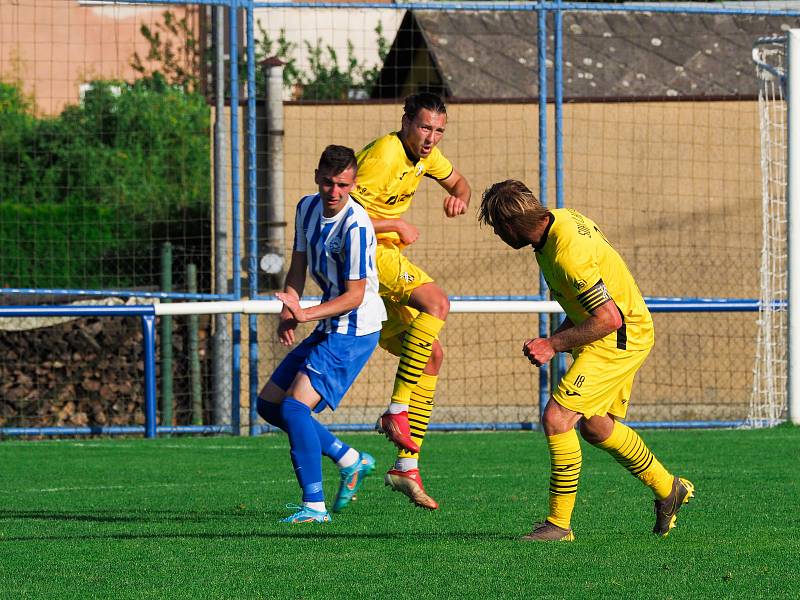 29. kolo KPM: FK Okula Nýrsko (hráči v modrobílých dresech) - TJ Sokol Lhota (žlutí) 5:1 (1:0).