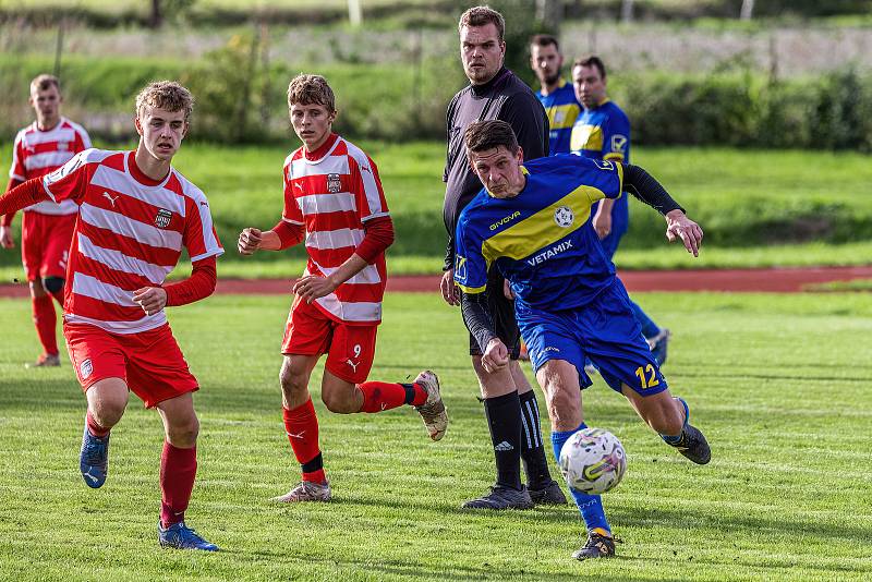 5. kolo OPM: FC Švihov (na snímku fotbalisté v červenobílých dresech) - TJ Sokol Chudenice (modří) 2:2 (2:0).