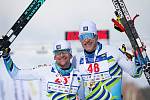 XXXVII. Šumavský skimaraton 2022. Fabián Štoček (vlevo) ve vítězném objetí s věčně usměvavým Janem Šrailem.