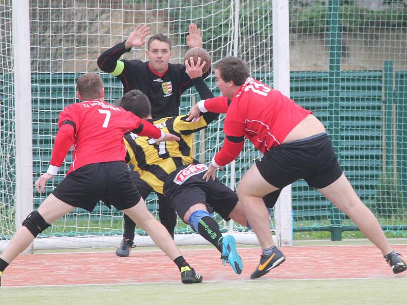 Oblastní přebor mužů v národní házené: Vřeskovice B (v červeném) - Nýřany B 16:31.