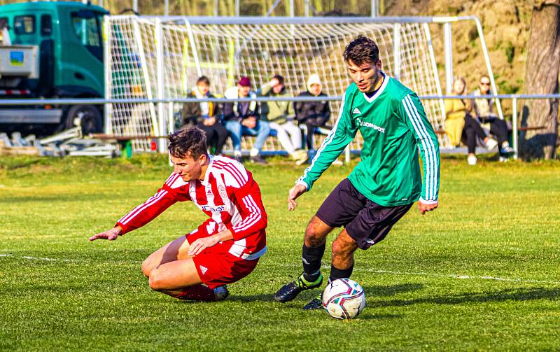 Fotbalisté TJ Start Luby (na archivním snímku hráči v červených dresech) nestačili v sobotním utkání 25. kola I. A třídy na Kralovice, kterým podlehli 1:4.