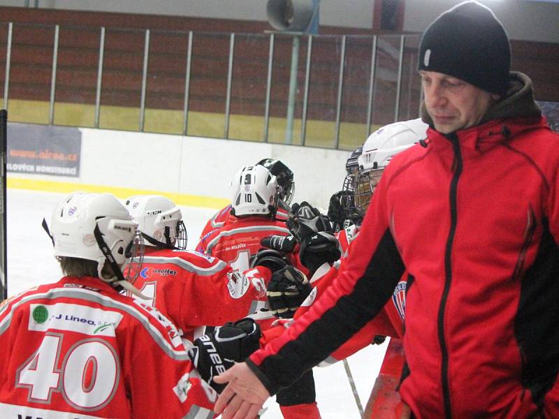 Liga mladších žáků: HC Klatovy (v červeném) - HC Český Krumlov 4:5.