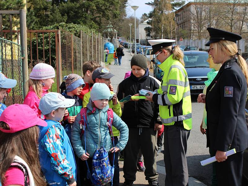 ŠKOLÁCI dostali od policistů nejen rady, ale i dárky.