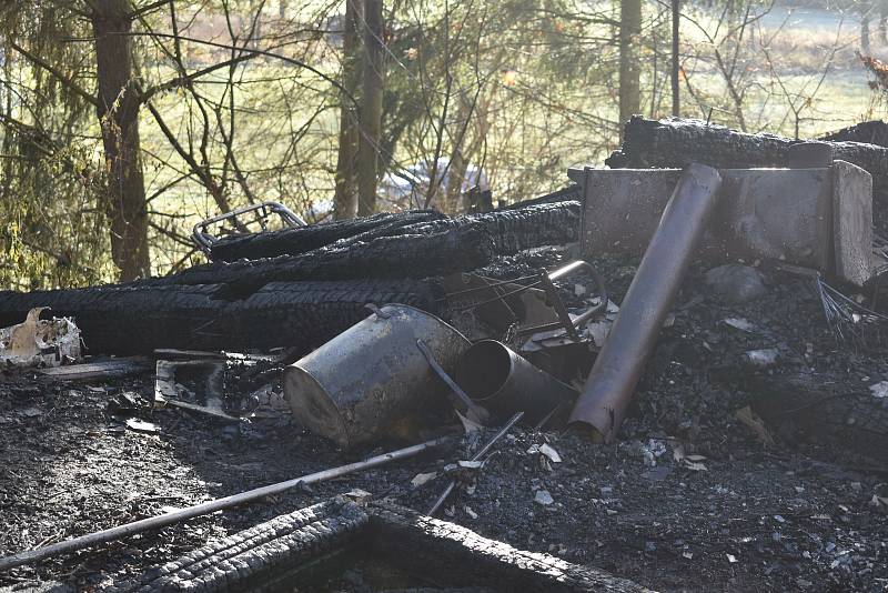 Požár v Poleni na Klatovsku, při němž zemřel starší muž. Z objektu téměř nic nezbylo.