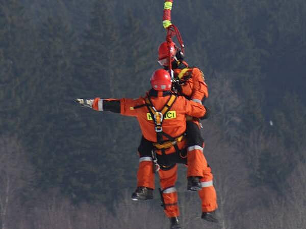 Cvičení leteckých záchranářů na Špičáku