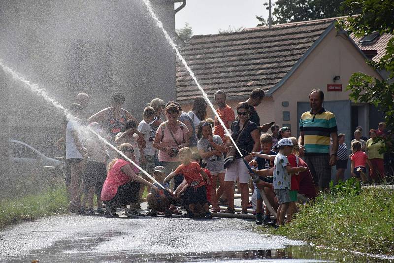 Mladí hasiči se předvedli v požárním útoku.