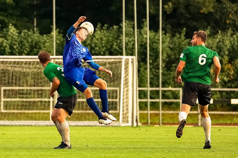 Fotbalisté TJ Sušice (na archivním snímku hráči v modrých dresech) prohráli se Smíchovem, nováčkem krajské I. A třídy z Plzně, 1:2.