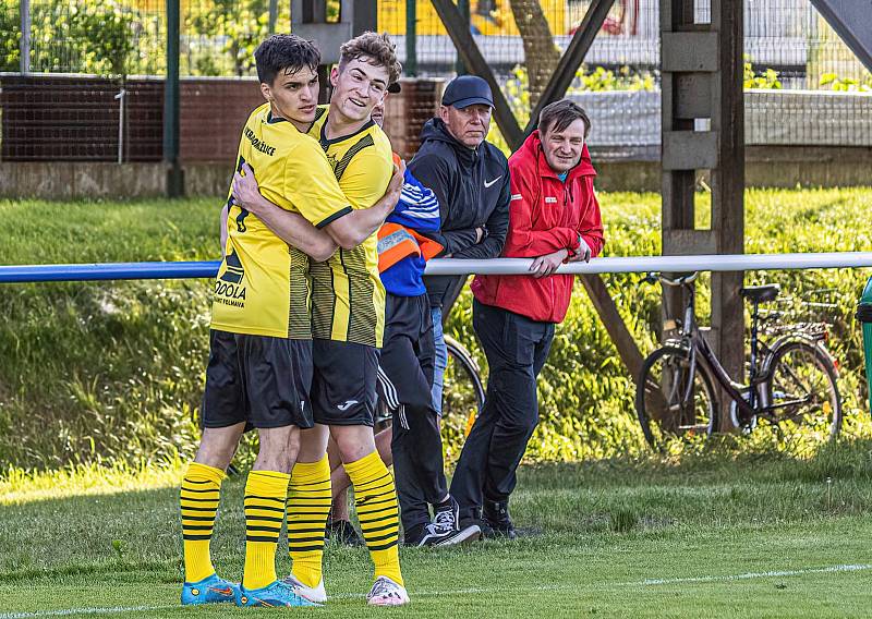 Fotbalisté FK Okula Nýrsko (na archivním snímku hráči v modrobílých dresech) skončili v letošní sezoně krajského přeboru na druhém místě.