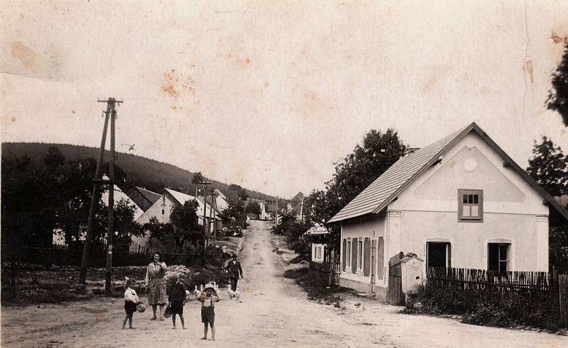 Fotografie z historie Makova, Měcholup, Němčic a Třebíšova.