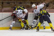 V prvním letošním vzájemném zápase vyhráli klatovští hokejisté (na snímku hráči v bílých dresech) na domácím ledě 4:2. Podaří se jim Kobru skolit i v její aréně?
