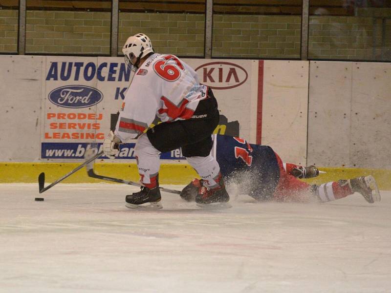 Liga juniorů: HC Klatovy (v bílém) - HC Letci Letňany 3:8.