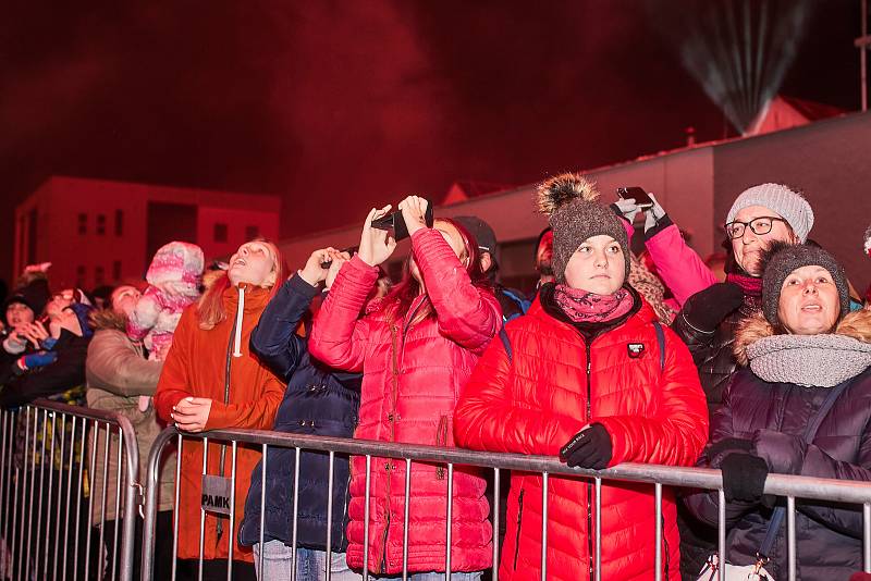 Krampusové v Klatovech - největší pekelná show na západě Čech se odehrála v sobotu 3. prosince večer. Desítky hrůzu nahánějících čertisek původem z rakouských Alp děsily malé i některé větší návštěvníky, kterých se sešlo opravdu mnoho.