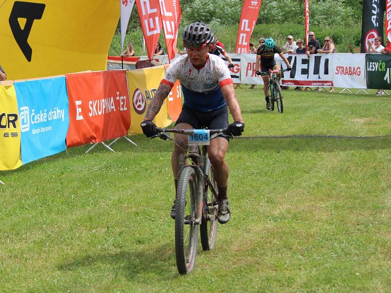 Cíl cyklomaratonu Author Král Šumavy MTB 2018 u fotbalového hřiště v Lubech.