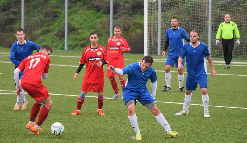 5. kolo krajské I. B třídy (skupina B): SK Klatovy 1898 B (na snímku fotbalisté v červených dresech) - TJ Sokol Štěnovice (modří) 6:1.