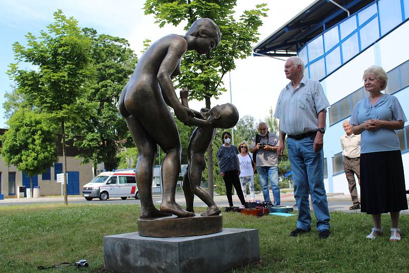 Odhalení sousoší Matky s dítětem v Klatovské nemocnici.