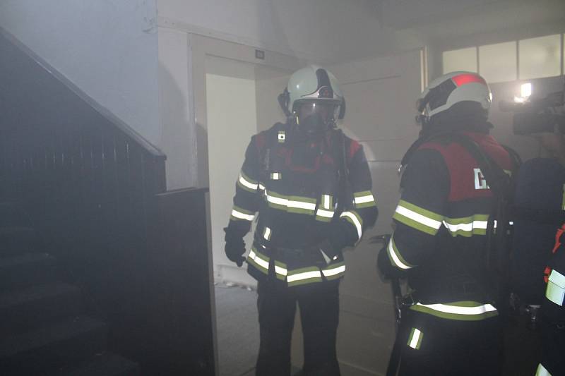 Simulovaný požár vypukl v 16 hodin ve 2. patře hotelu, ve kterém v tu dobu bylo několik osob, včetně dětí. Po několika minutách dorazila první hasičská vozidla, byly nataženy hadice a hasiči pronikli do hotelu v dýchacích maskách.