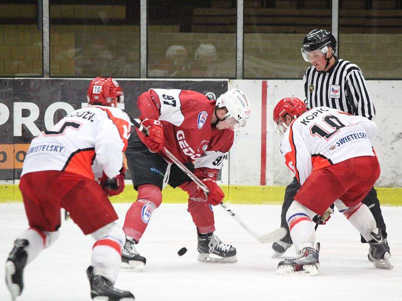 Druholigový hokejový zápas HC Klatovy – HC Medvědi Pelhřimov vyhráli domácí 5:4.