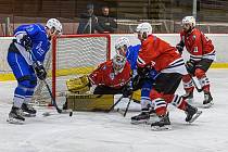 Hokejisté SHC Klatovy (na archivním snímku hráči v červených dresech) podlehli v sobotním utkání 18. kola západní konference druhé ligy Ústí nad Labem 0:2.