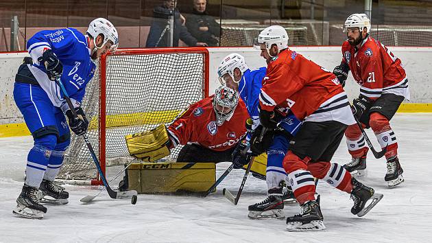 Hokejisté SHC Klatovy (na archivním snímku hráči v červených dresech) podlehli v sobotním utkání 18. kola západní konference druhé ligy Ústí nad Labem 0:2.