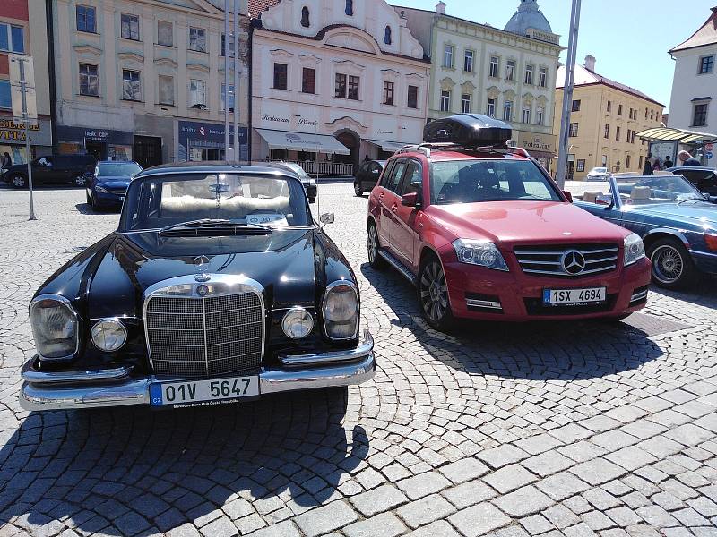 Sraz vozů značky Mercedes v Klatovech.