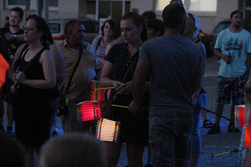 Lampionový průvod na památku mladého taxikáře v Klatovech.