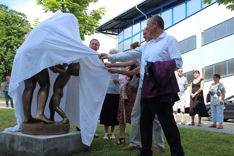 Odhalení sousoší Matky s dítětem v Klatovské nemocnici.