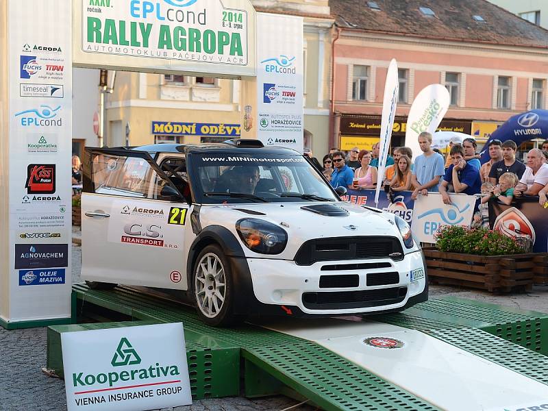 Posádky při předstartovní show a na tratích Rally Agropa