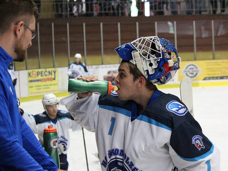 Přípravný hokejový zápas HC Klatovy (červení) - HC Škoda Plzeň. Hosté vyhráli 11:1 a dali tak dárek Martinu Strakovi k 45. narozeninám.