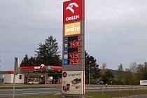 Situace na benzinách Orlen v Klatovech ve čtvrtek ráno.
