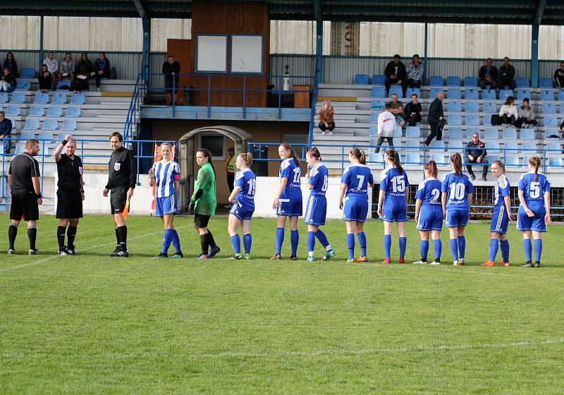 9. kolo divize žen, skupina C: SK Klatovy 1898 (na snímku fotbalistky v červených dresech) - TJ Jiskra Domažlice 1:1 (1:0).