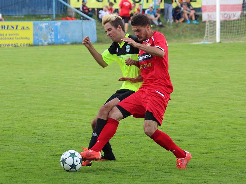 V úvodním duelu sezony 2017/2018 remizovali fotbalisté Klatov (červené dresy) v divizi se Sedlčany 0:0. V penaltách se radovali hosté ze Sedlčan.