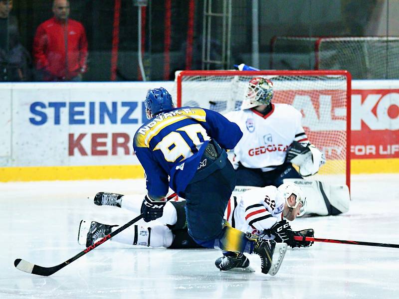 Hokejisté druholigového SHC Klatovy (na archivním snímku hráči v bílých dresech) podlehli v 5. kole jižní skupiny IHC Králové Písek 4:8.