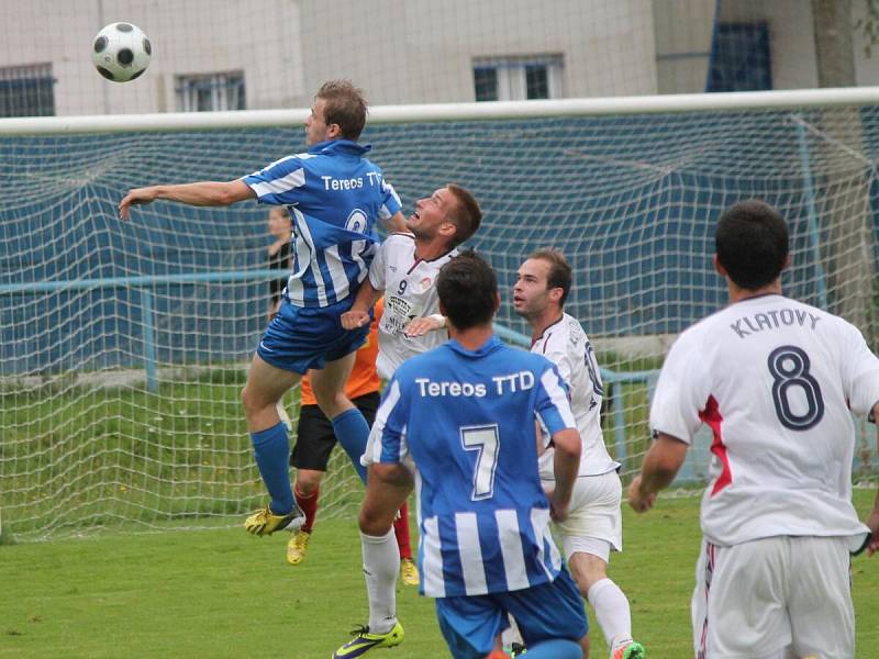 Fotbalisté SK Klatovy 1898 (v bílých dresech) prohráli doma ve II. kole poháru FAČR s Dobrovicemi 0:5.