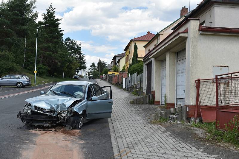Nehoda mladého řidiče v Gorkého ulici v Klatovech.