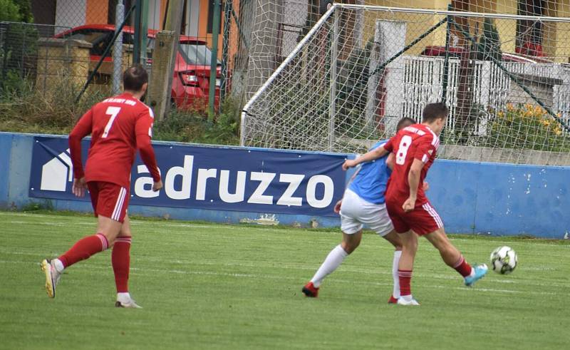 Fotbalisté SK Klatovy 1898 (na archivním snímku hráči v červených dresech) porazili po velkém boji béčko TJ Jiskra Domažlice (modří) 2:1.