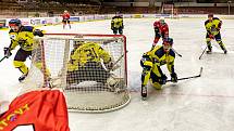 Hokejisté SHC Klatovy (na archivním snímku hráči v červených dresech) porazili na zimním stadionu ve Slaném domácí Buldoky z Řisut 5:4.