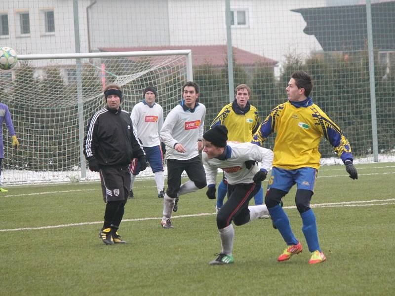 Zimní turnaj mužů v Sušici: Sušice (ve žlutém) - Horažďovice 1:1.