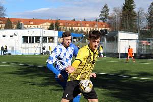 Zimní příprava 2024: TJ Jiskra Domažlice B (na snímku fotbalisté ve žlutých dresech) - FK Okula Nýrsko (modrobílé dresy) 6:5.
