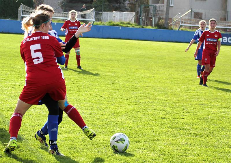 9. kolo divize žen, skupina C: SK Klatovy 1898 (na snímku fotbalistky v červených dresech) - TJ Jiskra Domažlice 1:1 (1:0).