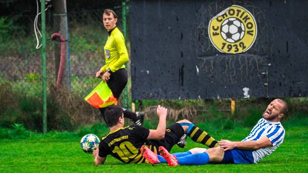 9. kolo krajského přeboru: FC Chotíkov 1932 - FK Okula Nýrsko (na snímku fotbalisté v modrobílých dresech) 2:1 (2:1).