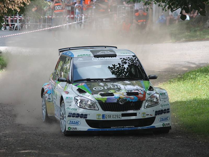 Posádky při předstartovní show a na tratích Rally Agropa