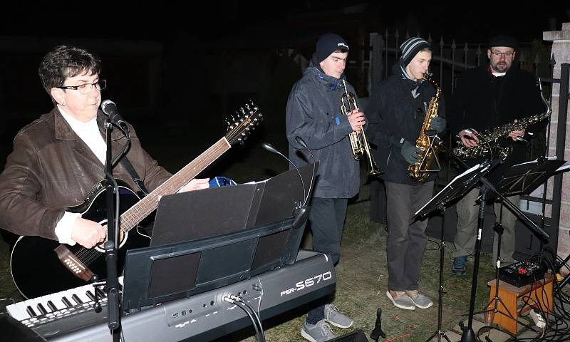 Česko zpívá koledy ve Svrčovci na Klatovsku, kde akci spojili s rozsvícením tamního vánočního stromu.