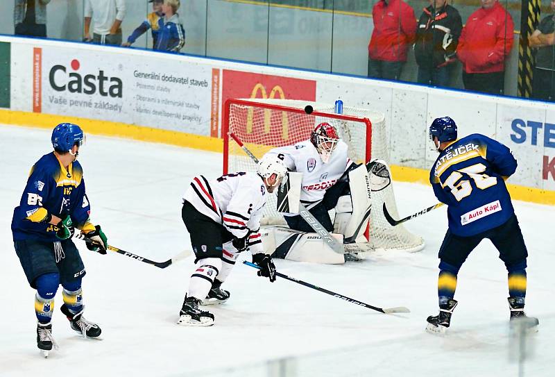 Hokejisté druholigového SHC Klatovy (na archivním snímku hráči v bílých dresech) podlehli v 5. kole jižní skupiny IHC Králové Písek 4:8.