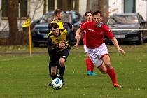 III. třída okresu Klatovy, 17. kolo: TJ Sokol Hartmanice - SRK Železná Ruda (na snímku fotbalisté v červených dresech) 2:5 (0:2).