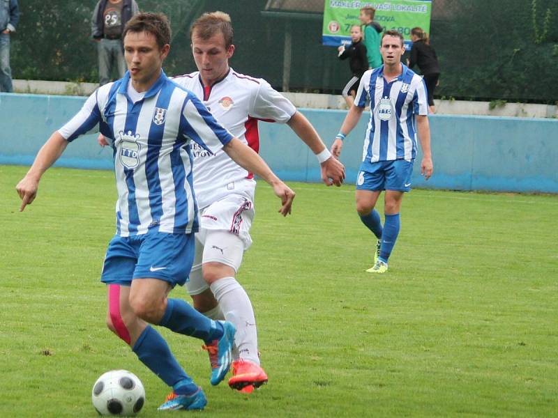 Fotbalisté SK Klatovy 1898 (v bílých dresech) prohráli doma ve II. kole poháru FAČR s Dobrovicemi 0:5.