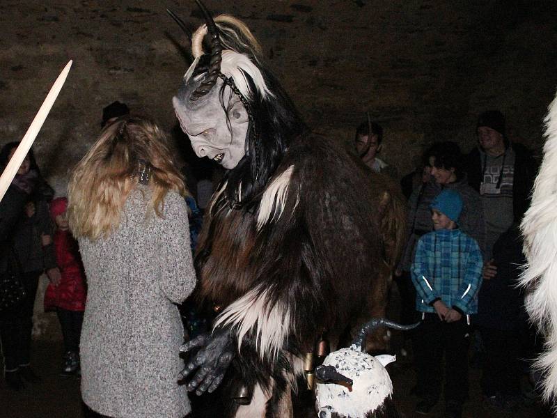 Krampusáci ve sklepení zámku v Chudenicích.