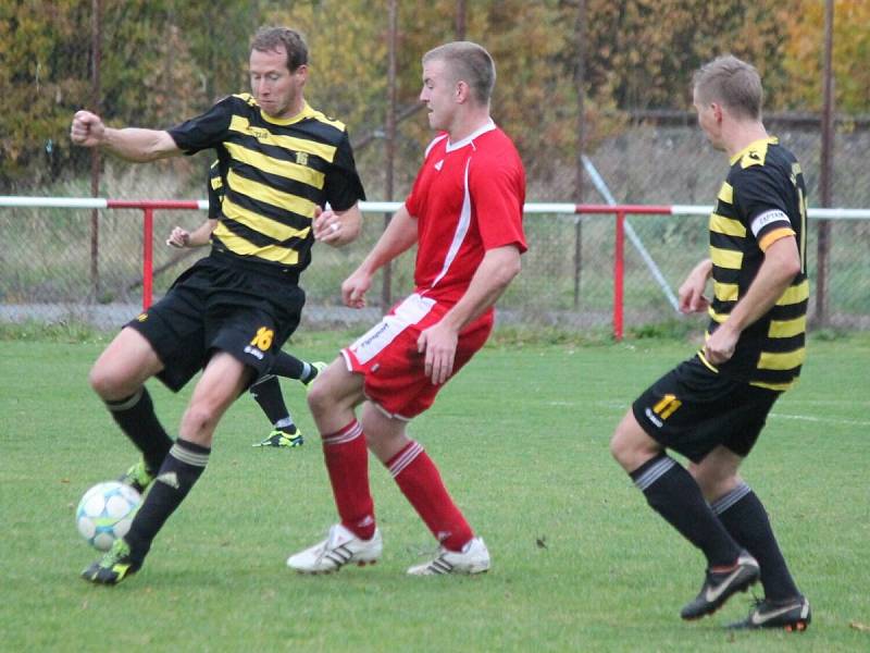 Krajský přebor: Luby (v červeném) - Chotíkov 2:2.