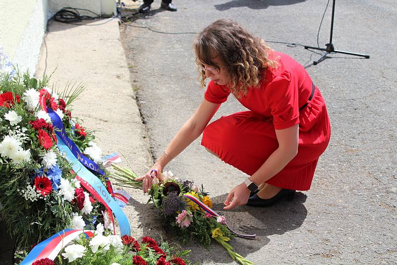 Odhalení pamětní desky Josefu Hubáčkovi a nového názvu letiště v Klatovech.