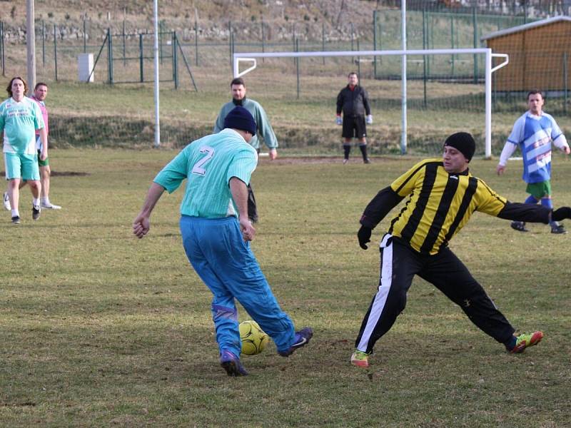 Fotbalisté Nalžovských Hor začali slavit Silvestra zápasem svobodní versus ženatí.