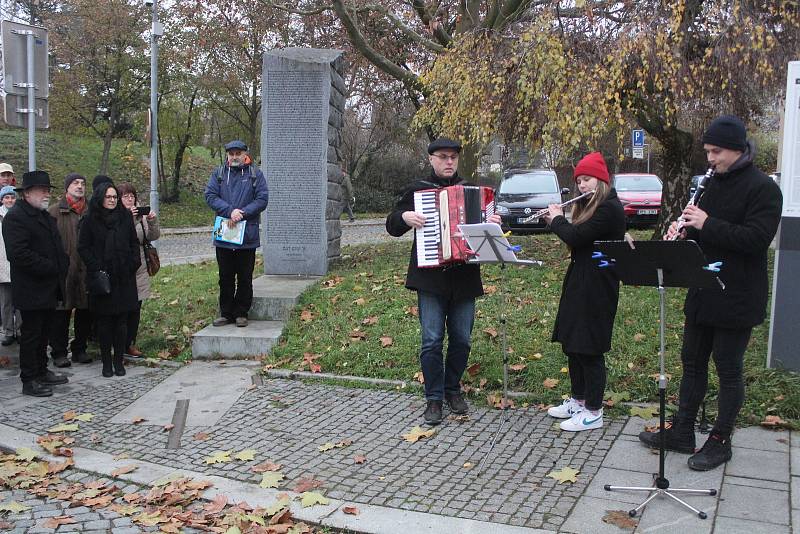 Setkání u pomníku obětem holocaustu v Klatovech k 10. výročí jeho odhalení.